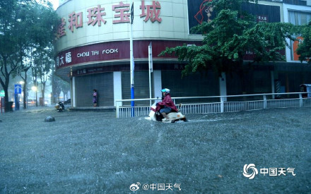 湖北安陆遭遇强降雨积水成河