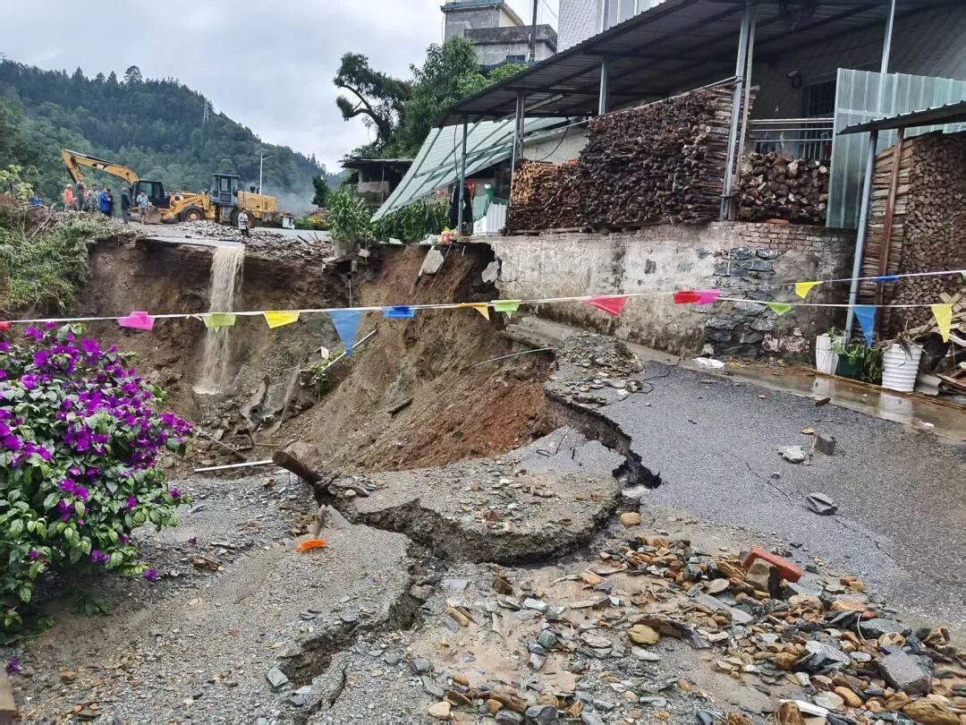 山洪中的“泥人”，救下全村60人的性命！