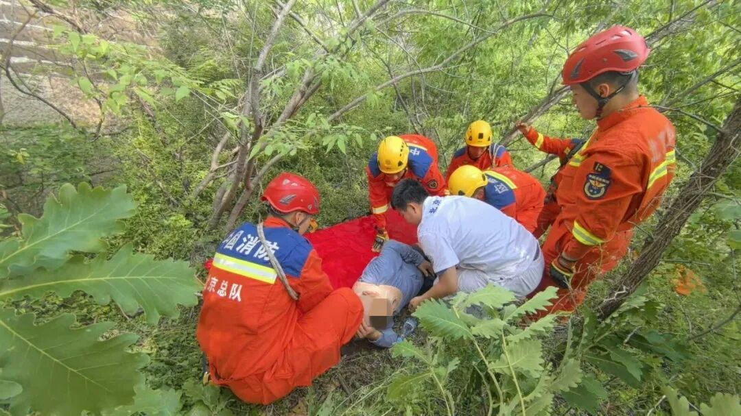 年轻情侣迷路、花甲老人坠崖，野山踏青切勿任性