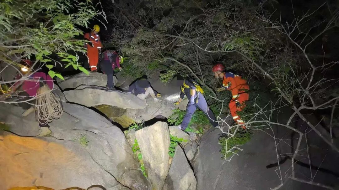 年轻情侣迷路、花甲老人坠崖，野山踏青切勿任性