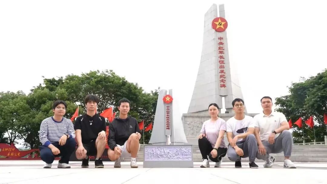 19岁大一学生用2.5万个积木搭建长征出发纪念碑微缩模型,已被官方收藏 19岁大一学生用2.5万个积木搭建长征出发纪念碑微缩模型,已被官方收藏
