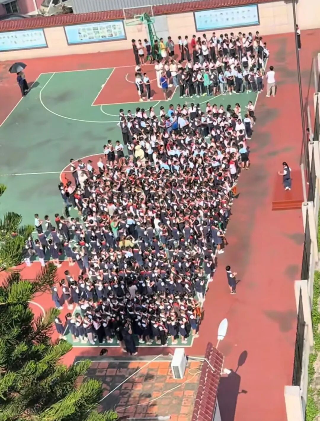学生在操场上暴晒，女教师却撑伞讨好校领导？校方与教育局澄清