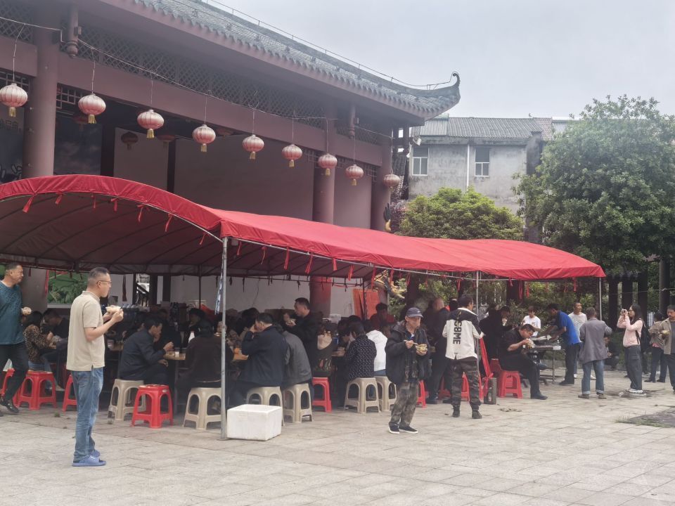 “能帮点忙就帮点忙”，石门一村民自家被洪水冲毁，坚持帮乡亲转运物资