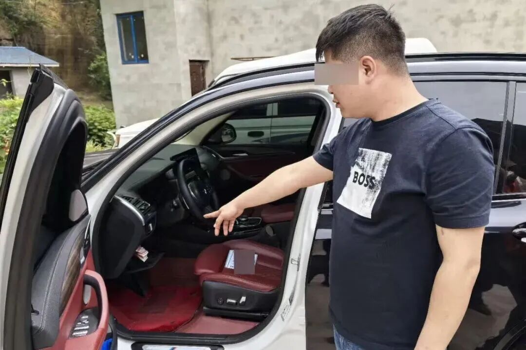 男子借宝马车谎称没钱加油，找路人借800元后猛踩油门逃离……