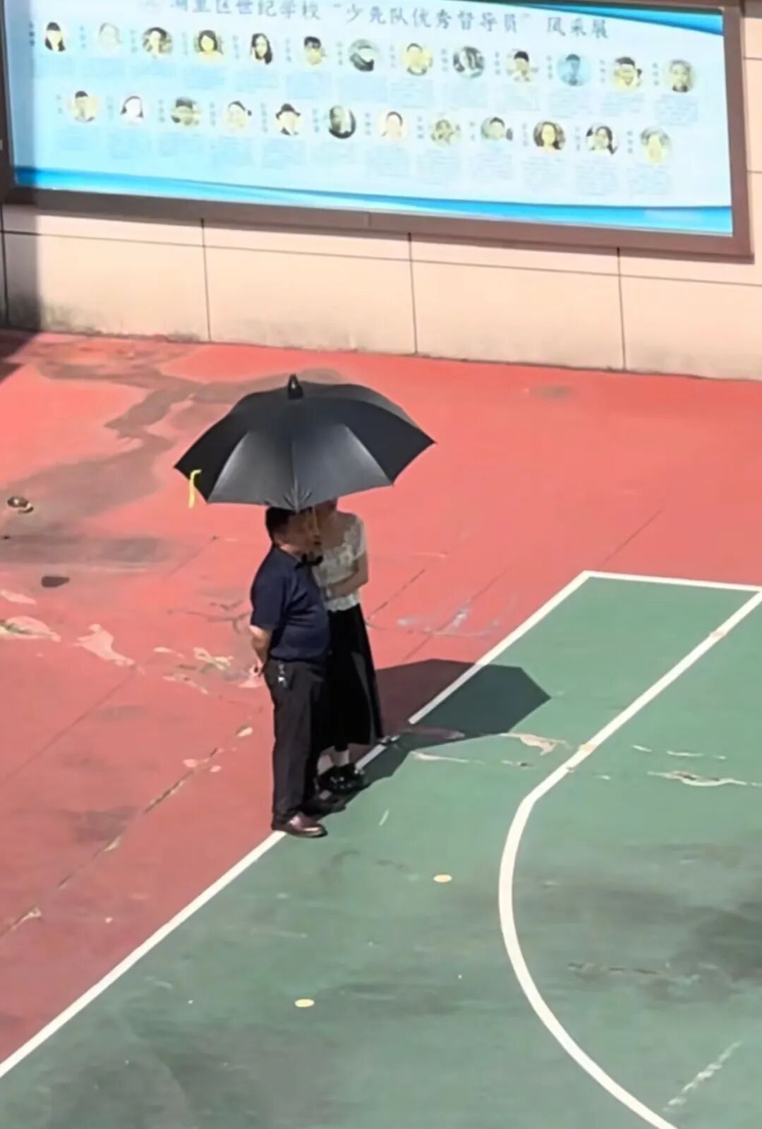 学生在操场上暴晒，女教师却撑伞讨好校领导？校方与教育局澄清