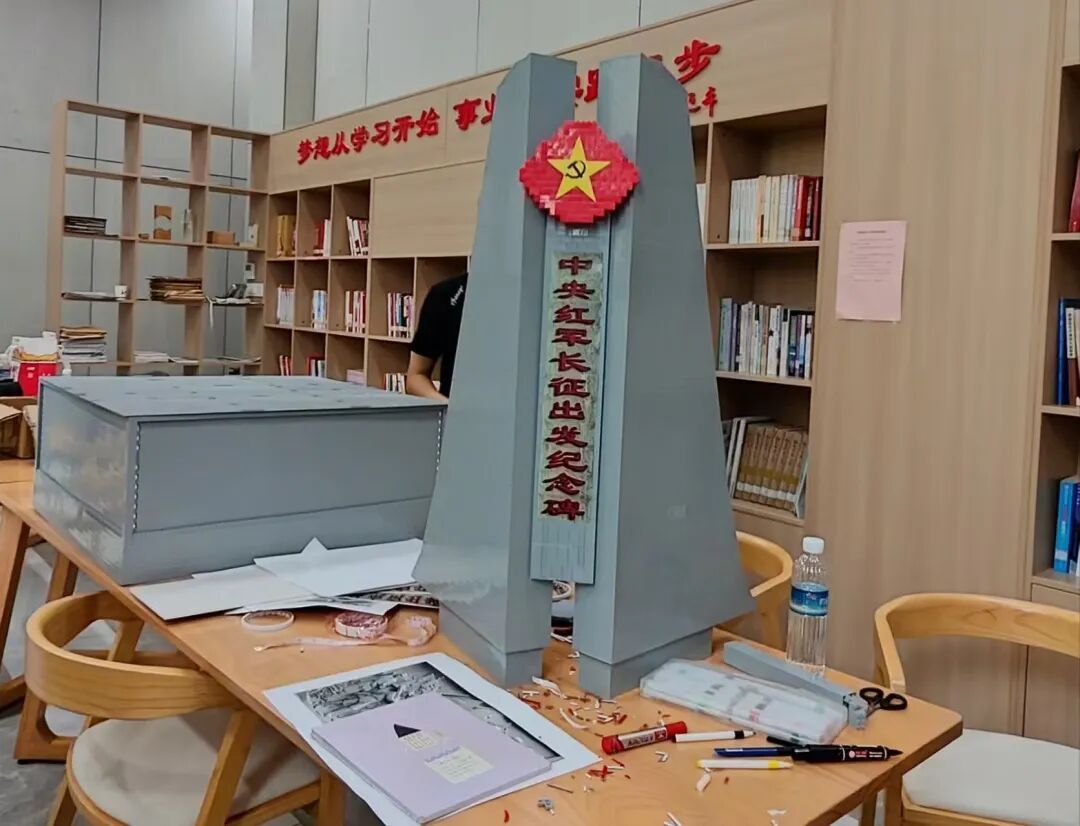 19岁大一学生用2.5万个积木搭建长征出发纪念碑微缩模型,已被官方收藏 19岁大一学生用2.5万个积木搭建长征出发纪念碑微缩模型,已被官方收藏