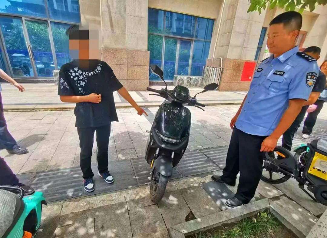 四川资中电动车“叠罗汉”式超员载6人被查！其中一人竟趴在车头前方，警方提醒→