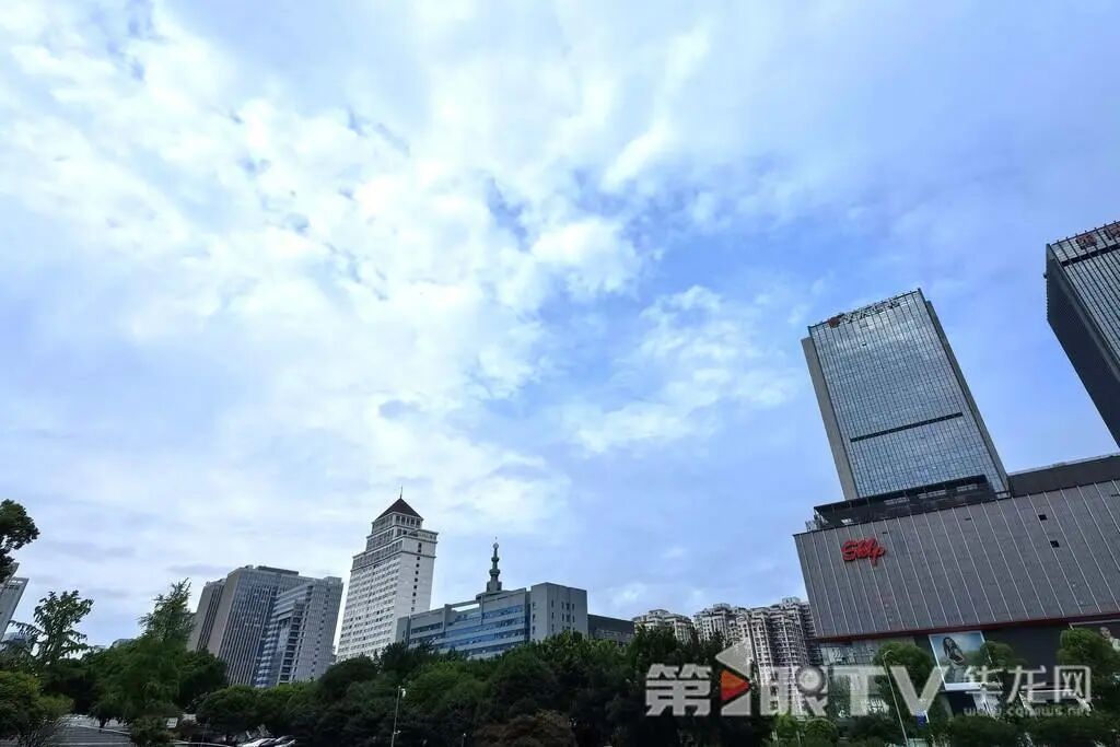 今夜重庆东南部局地将有暴雨，28日夜间起降雨逐渐减弱