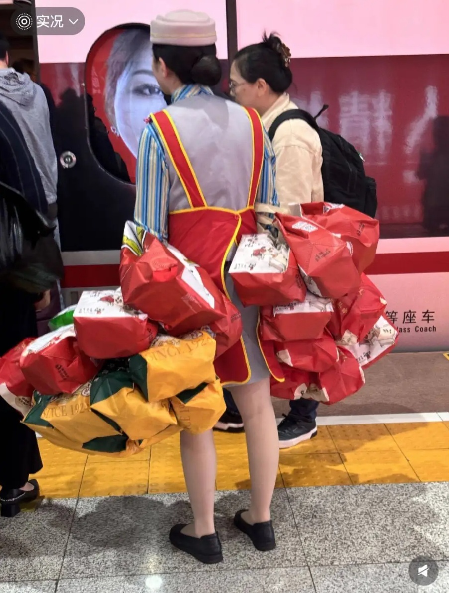 列车“送饭天团”火了！有人身挂20份外卖，有人5分钟卖空盒饭
