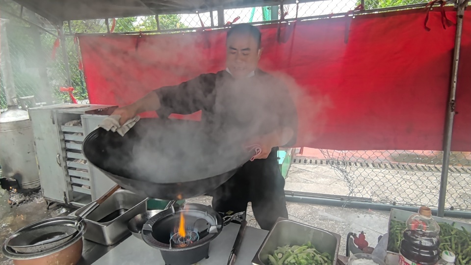 “能帮点忙就帮点忙”，石门一村民自家被洪水冲毁，坚持帮乡亲转运物资