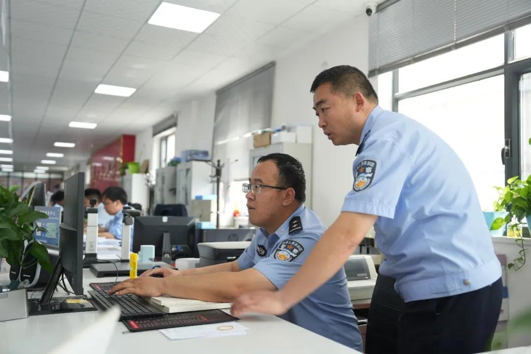 孩子入学“卡”在户籍上?民警连跑21天,打通最后一关! 孩子入学“卡”在户籍上?民警连跑21天,打通最后一关!