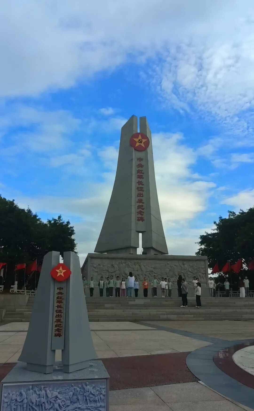 19岁大一学生用2.5万个积木搭建长征出发纪念碑微缩模型,已被官方收藏 19岁大一学生用2.5万个积木搭建长征出发纪念碑微缩模型,已被官方收藏