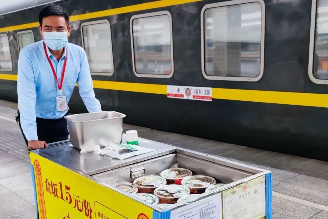 列车“送饭天团”火了！有人身挂20份外卖，有人5分钟卖空盒饭