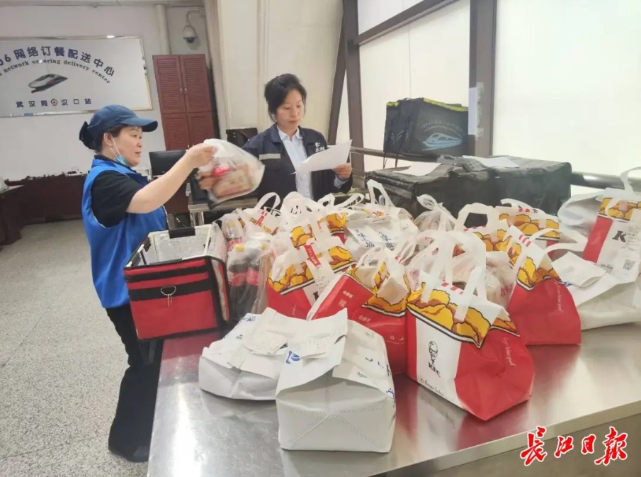 列车“送饭天团”火了！有人身挂20份外卖，有人5分钟卖空盒饭
