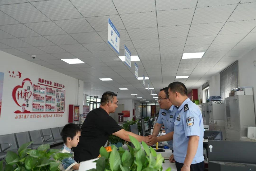 孩子入学“卡”在户籍上?民警连跑21天,打通最后一关! 孩子入学“卡”在户籍上?民警连跑21天,打通最后一关!