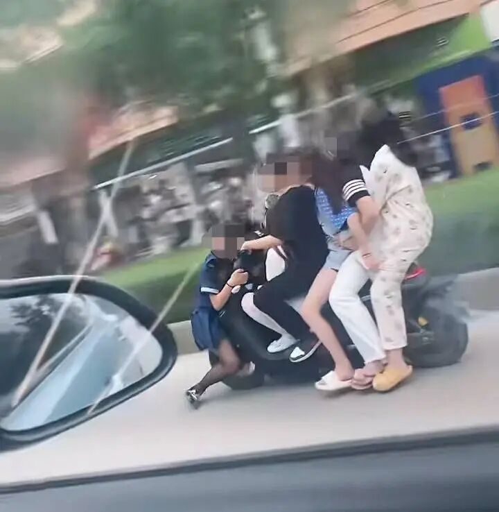 四川资中电动车“叠罗汉”式超员载6人被查！其中一人竟趴在车头前方，警方提醒→