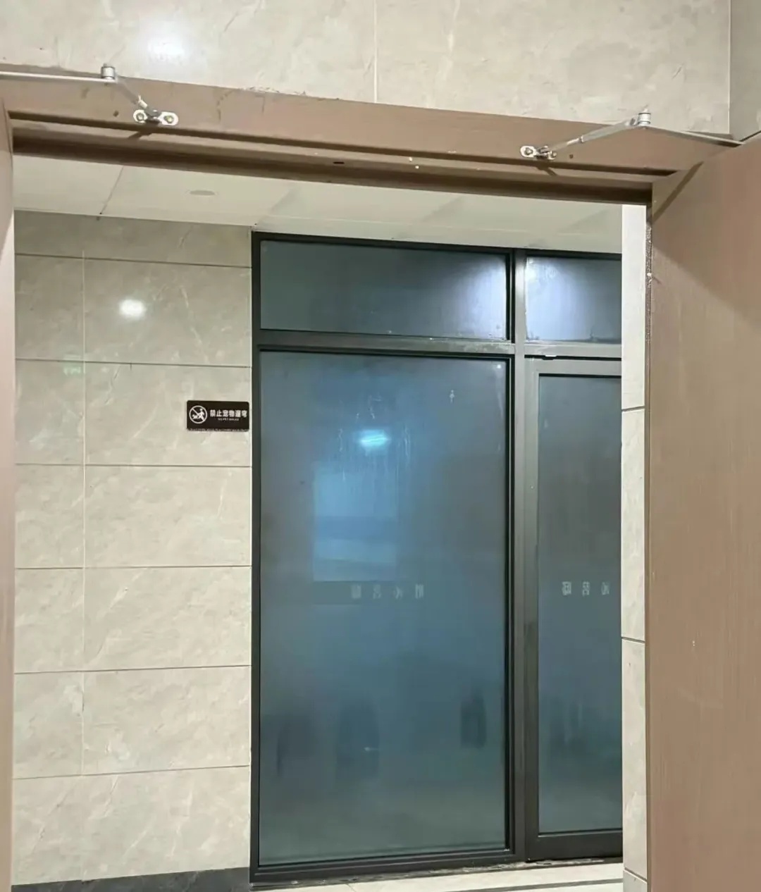 大批杭州人晒出家中照片！画面惊人一致！什么时候是个头......
