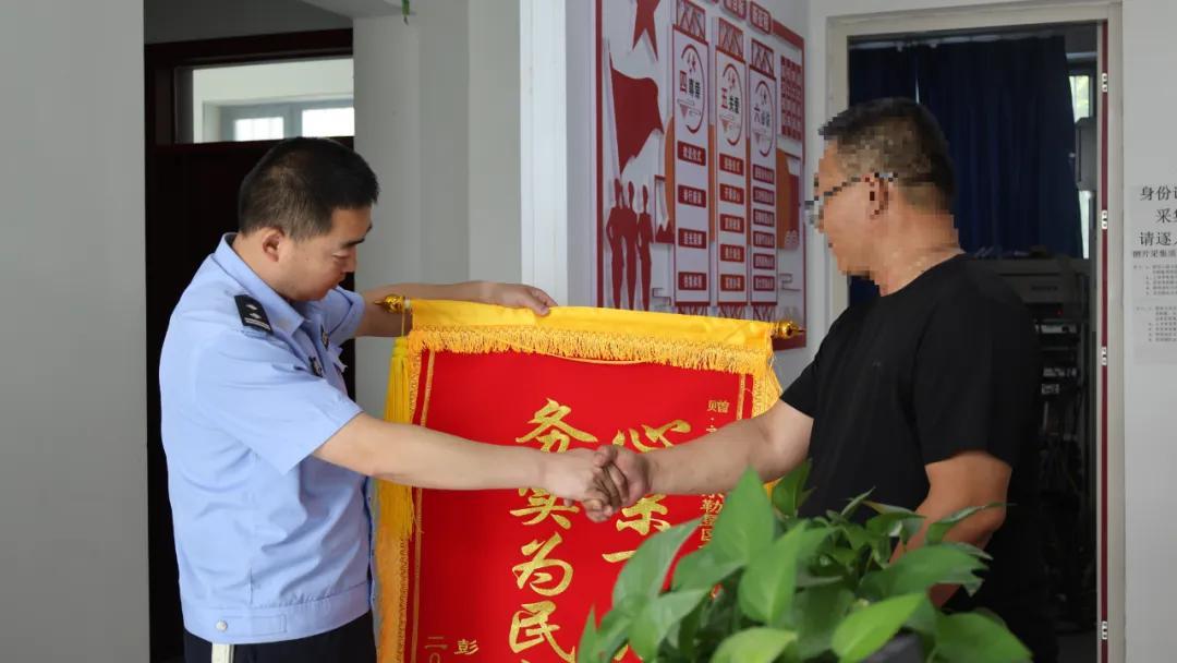 孩子入学“卡”在户籍上?民警连跑21天,打通最后一关! 孩子入学“卡”在户籍上?民警连跑21天,打通最后一关!