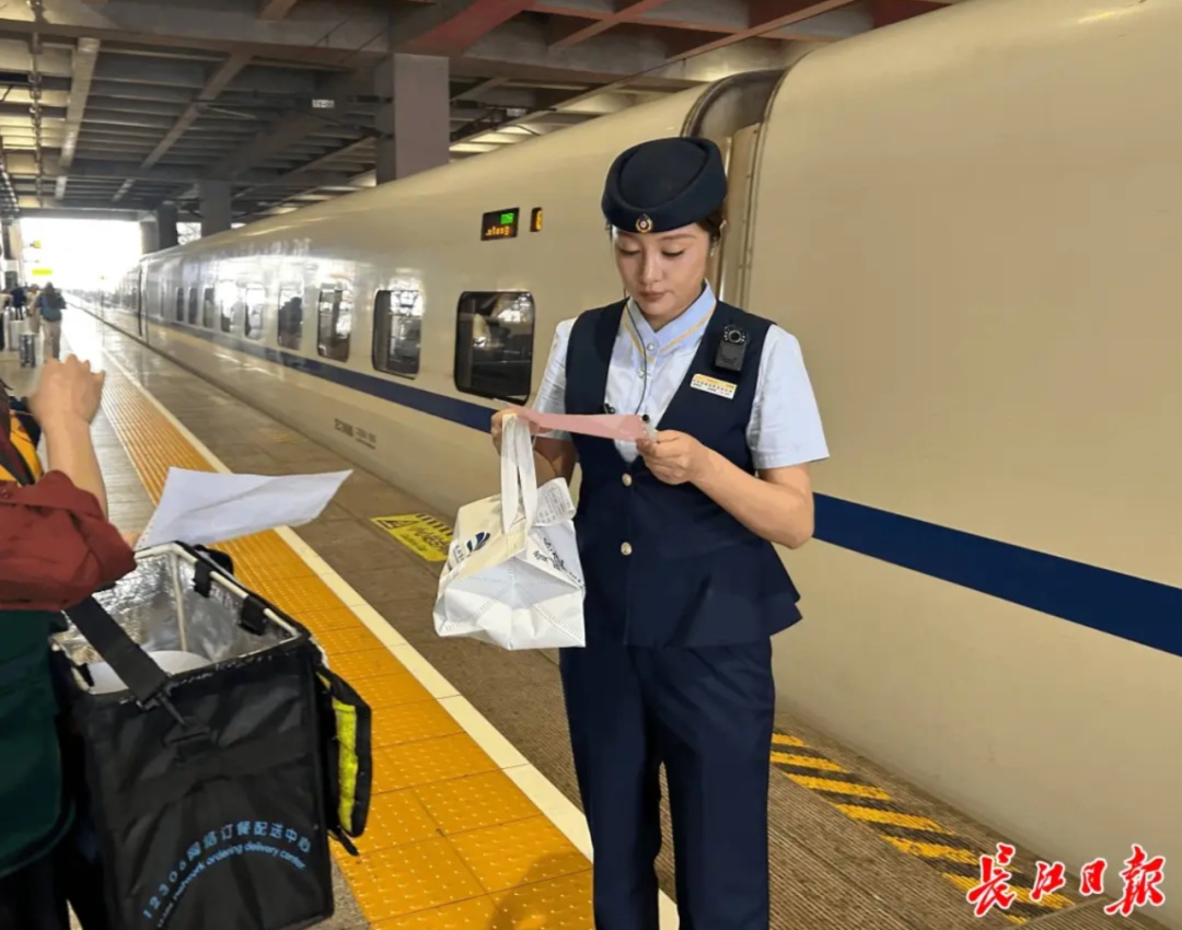 列车“送饭天团”火了！有人身挂20份外卖，有人5分钟卖空盒饭