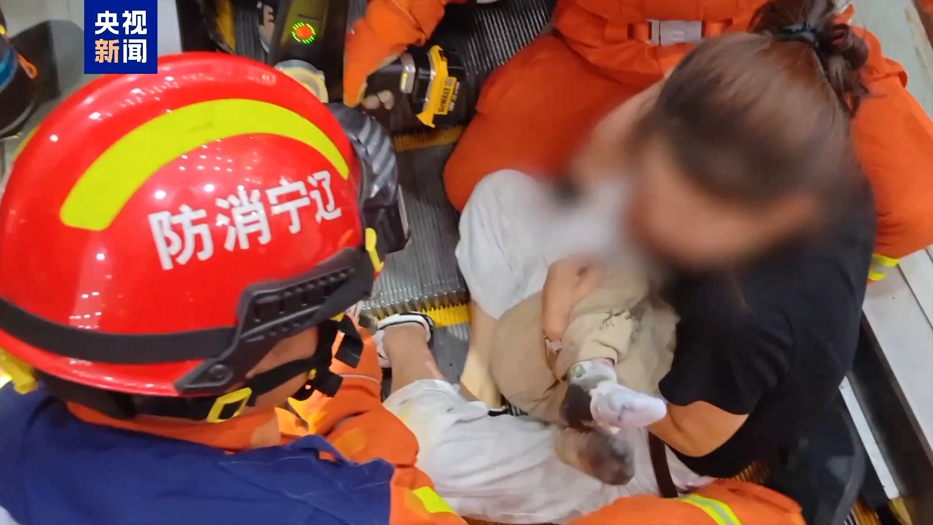 男孩脚卡扶梯被困 消防员5分钟破拆救出 男孩脚卡扶梯被困 消防员5分钟破拆救出