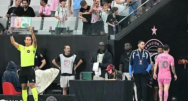世界杯临近，梅西受伤！捂住大腿表情严峻，官方发布伤情通报