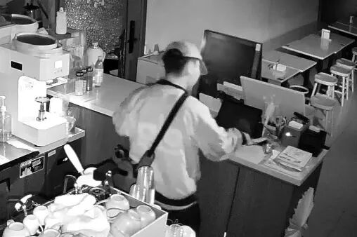 张某某专偷这些地方，被海宁警方当街抓获！