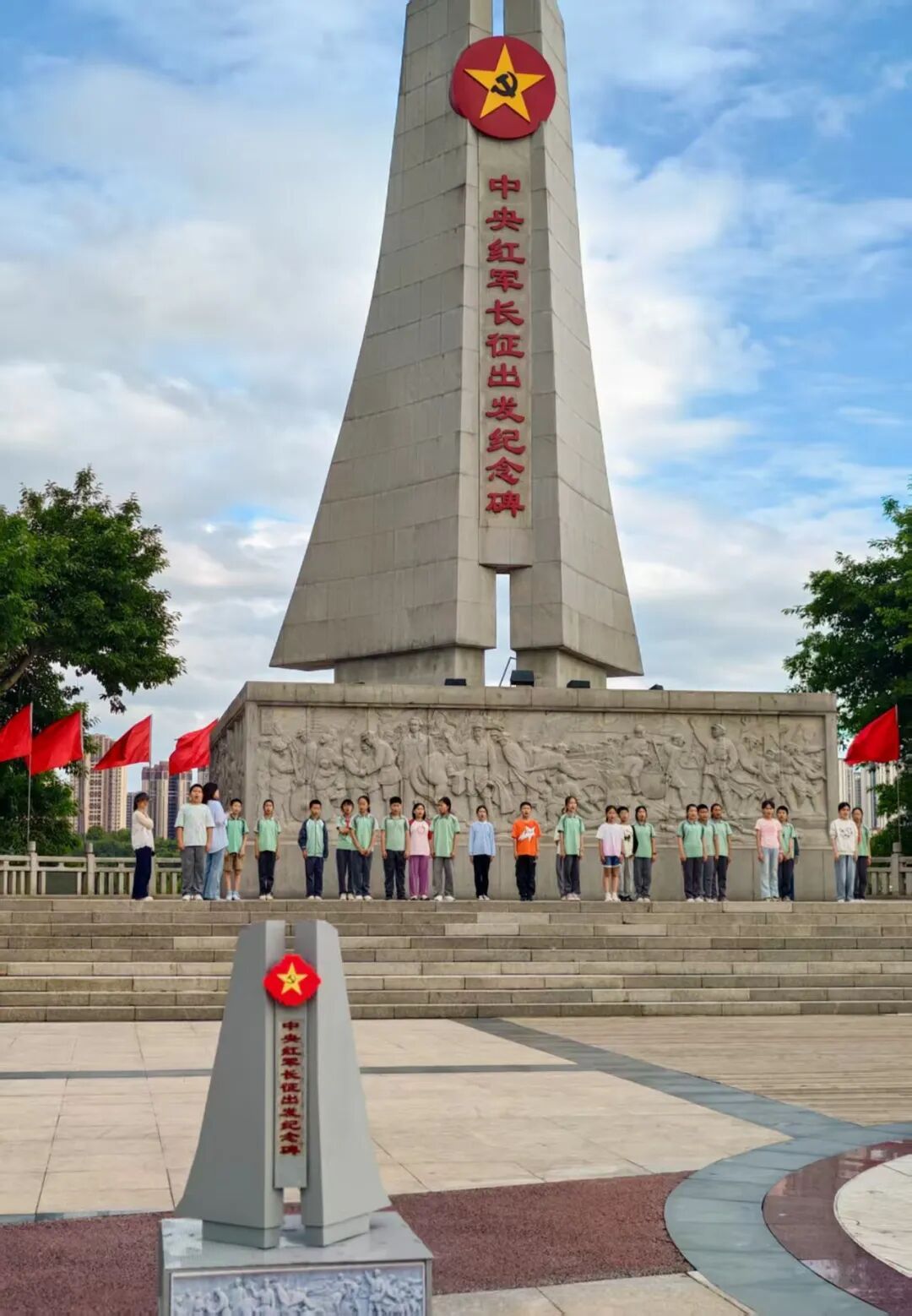 19岁大一学生用2.5万个积木搭建长征出发纪念碑微缩模型,已被官方收藏 19岁大一学生用2.5万个积木搭建长征出发纪念碑微缩模型,已被官方收藏