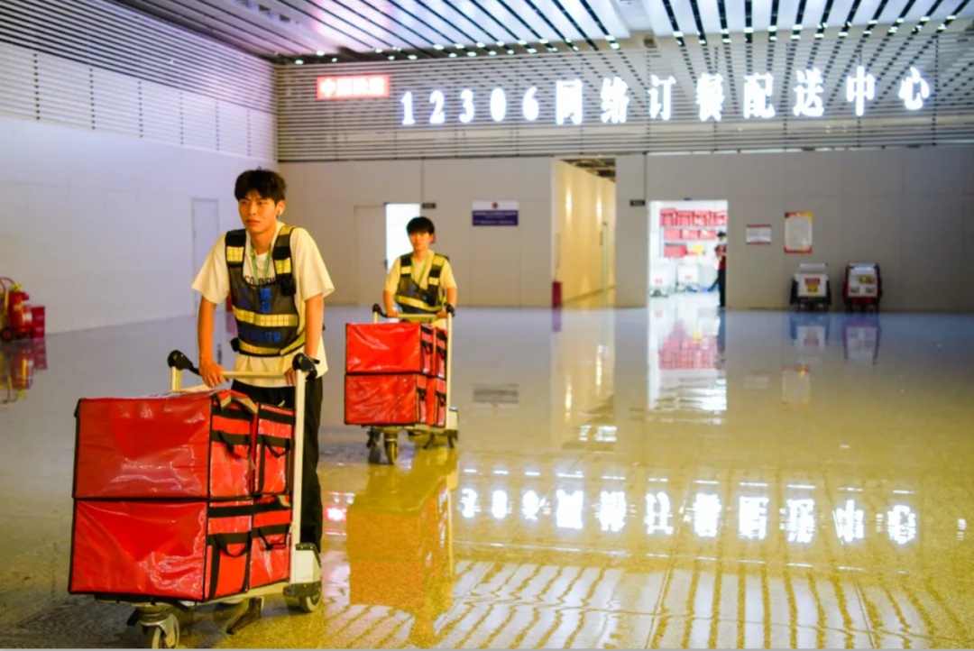列车“送饭天团”火了！有人身挂20份外卖，有人5分钟卖空盒饭