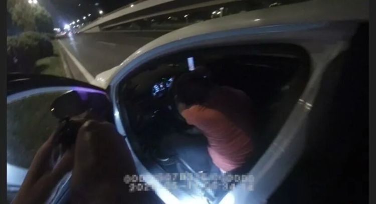 司机醉酒停三环路上睡觉，成都交警：严重违法，采取刑事强制措施