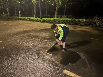 连云港暴雨夜被这份安全感拉满 连云港暴雨夜被这份安全感拉满