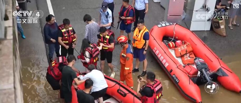 中东部大范围降雨持续：多部门全力救援 紧急转移群众、抢修道路保畅通