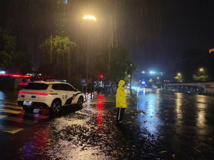 连云港暴雨夜被这份安全感拉满 连云港暴雨夜被这份安全感拉满