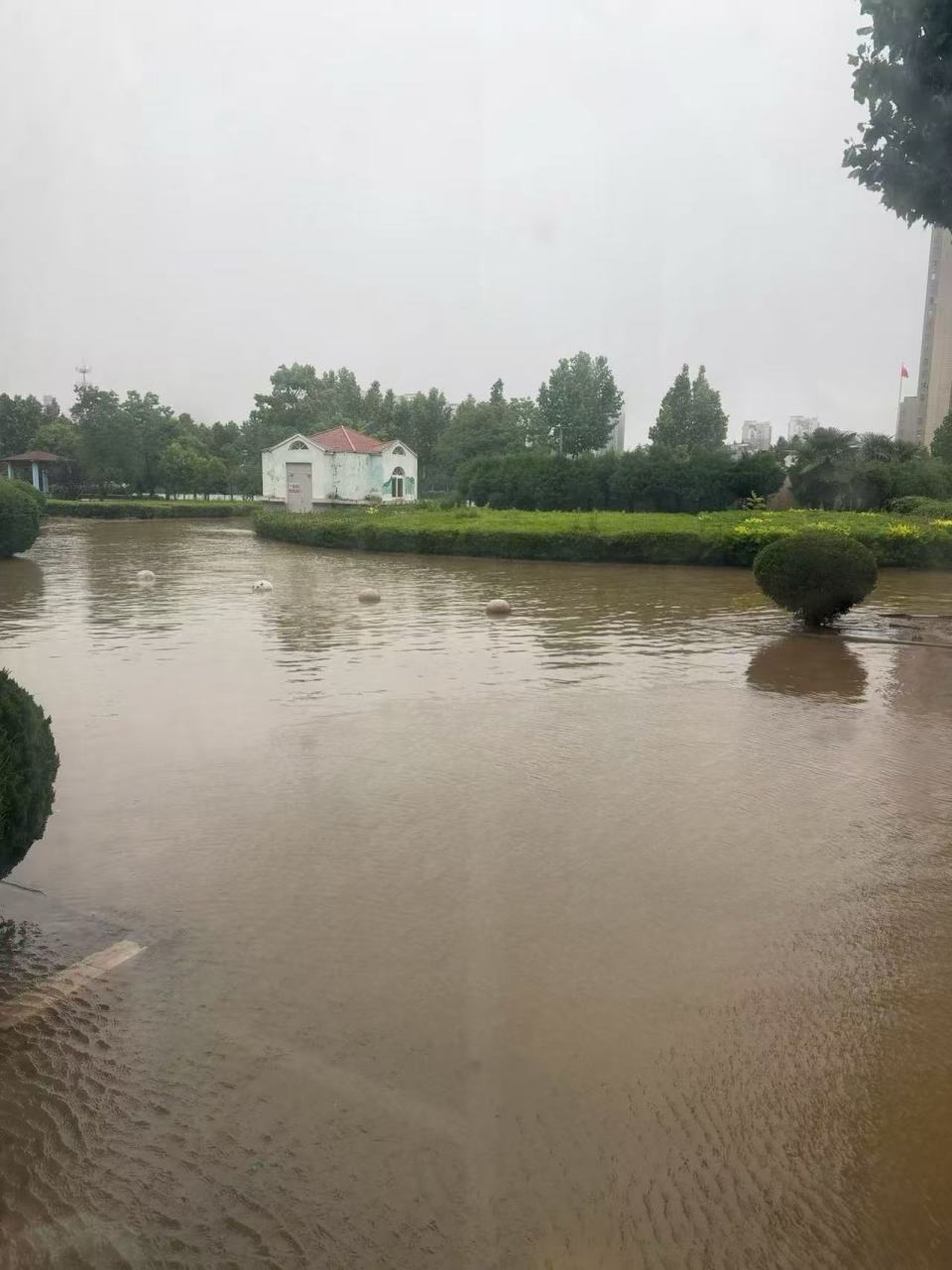江苏连云港遭暴雨侵袭,有小车被淹至车顶,部分高校停课,大学生:怕电动车电池泡坏 江苏连云港遭暴雨侵袭,有小车被淹至车顶,部分高校停课,大学生:怕电动车电池泡坏