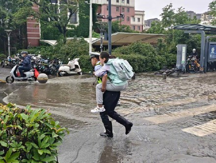 连云港暴雨夜被这份安全感拉满 连云港暴雨夜被这份安全感拉满
