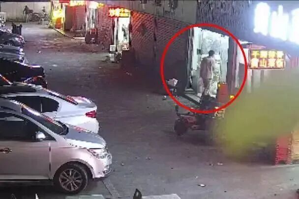 男子借宝马车谎称没钱加油，找路人借800元后猛踩油门逃离……