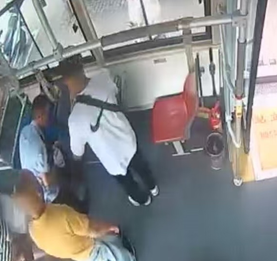 男子公交车上晕倒后，有人买水有人递吃的……驾驶员：重庆人，就是耿直！
