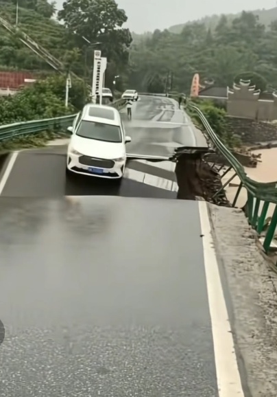 湖北孝感暴雨引发塌陷致一白色小车坠河，多方回应；车主及时脱险，保险已启动