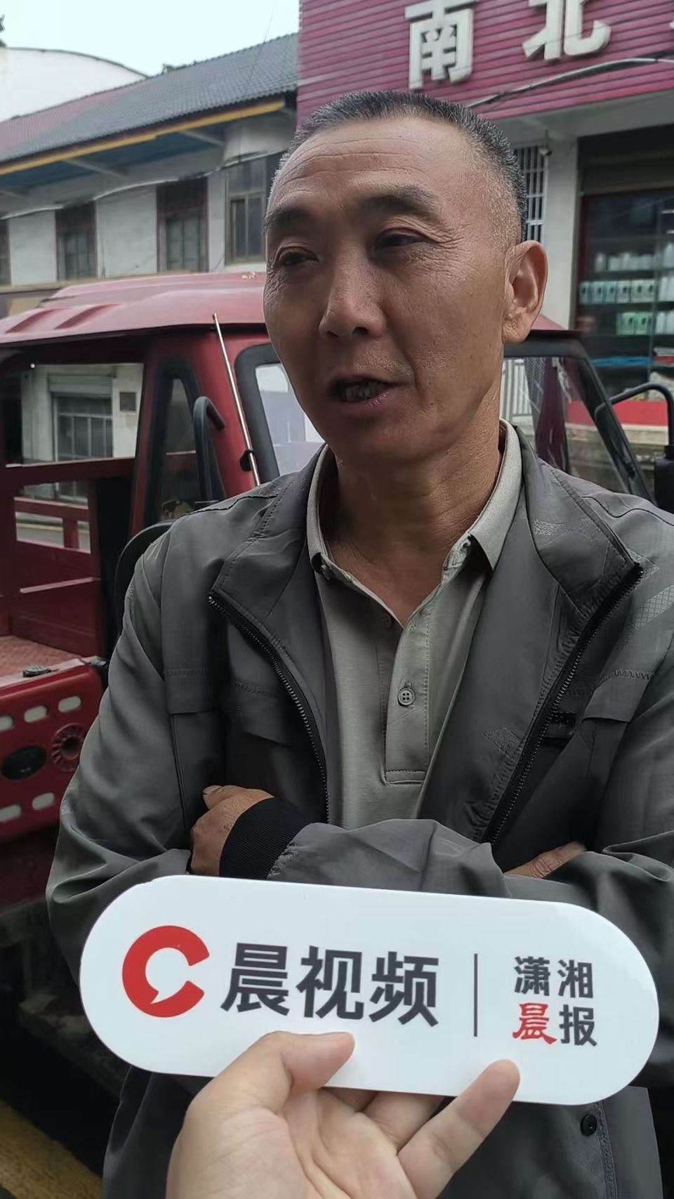 “能帮点忙就帮点忙”，石门一村民自家被洪水冲毁，坚持帮乡亲转运物资