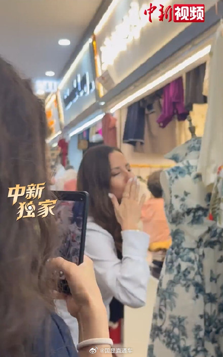塞尔维亚总统夫人飞吻宝宝： Cute！Cute！Cute！