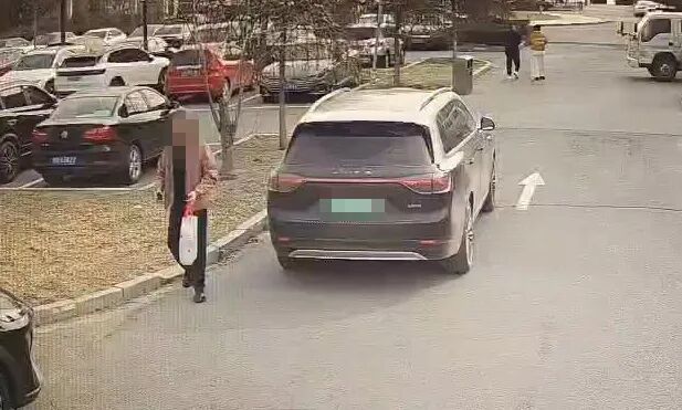 当街被持棍拦车“抢劫”50万元?竟是为私吞赃款自导自演! 当街被持棍拦车“抢劫”50万元?竟是为私吞赃款自导自演!