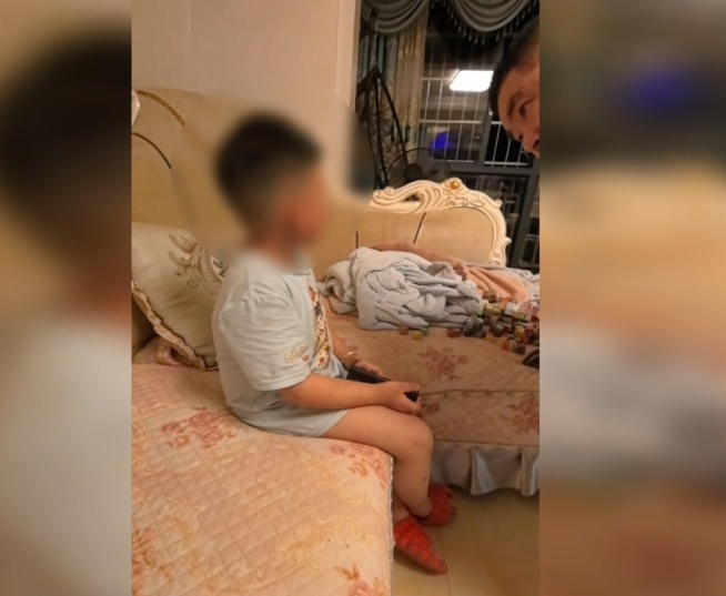 ”宝贝开门……”凌晨2点传来男童哭声,左邻右舍担忧报警:没事的,爸爸不在,叔叔在 ”宝贝开门……”凌晨2点传来男童哭声,左邻右舍担忧报警:没事的,爸爸不在,叔叔在