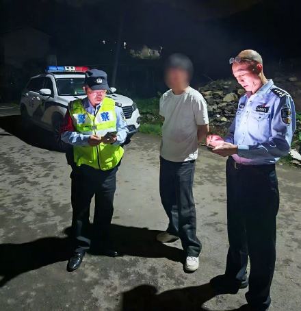 男子网恋奔现乡下交现金被拦