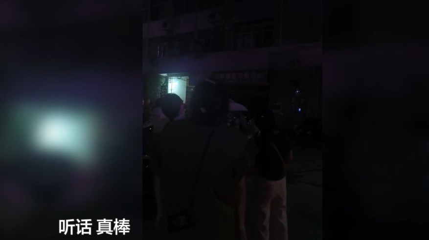”宝贝开门……”凌晨2点传来男童哭声,左邻右舍担忧报警:没事的,爸爸不在,叔叔在 ”宝贝开门……”凌晨2点传来男童哭声,左邻右舍担忧报警:没事的,爸爸不在,叔叔在