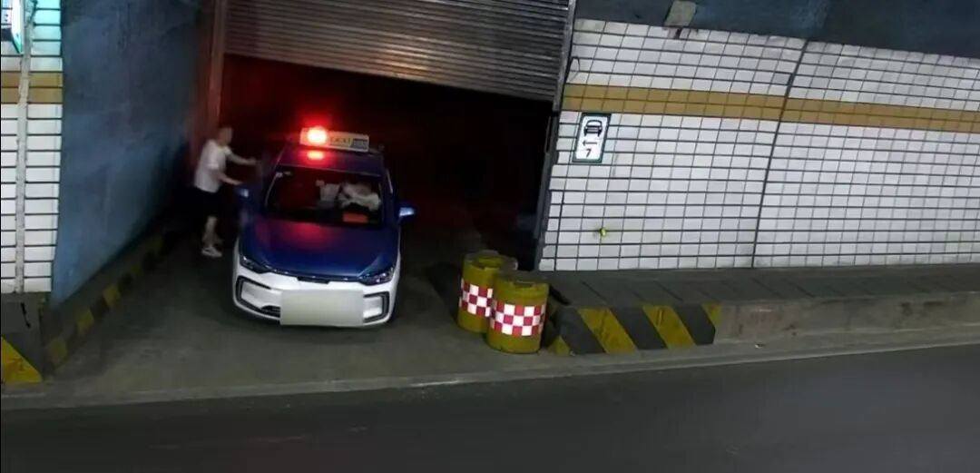 隧道内倒车、指挥乘客打开逃生卷闸门调头,一出租车被扣24分 隧道内倒车、指挥乘客打开逃生卷闸门调头,一出租车被扣24分
