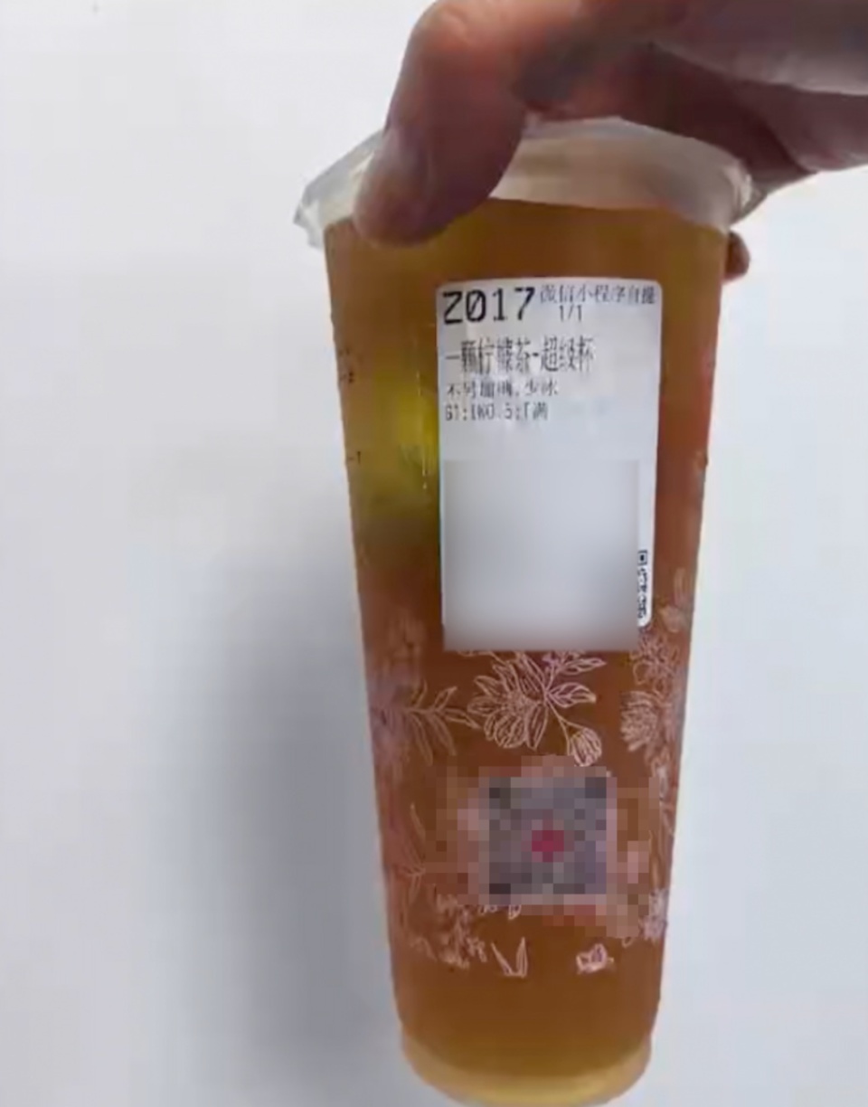 网友称喝柠檬茶被柠檬籽卡伤喉咙追责商家，商家回应正在处理，医生提醒