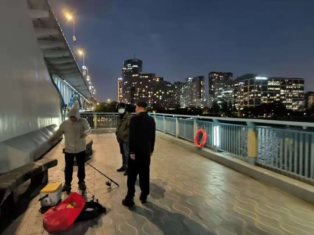 “根本反应不过来”!女子夜骑突然被细线勒住脖颈,相关部门已介入 “根本反应不过来”!女子夜骑突然被细线勒住脖颈,相关部门已介入