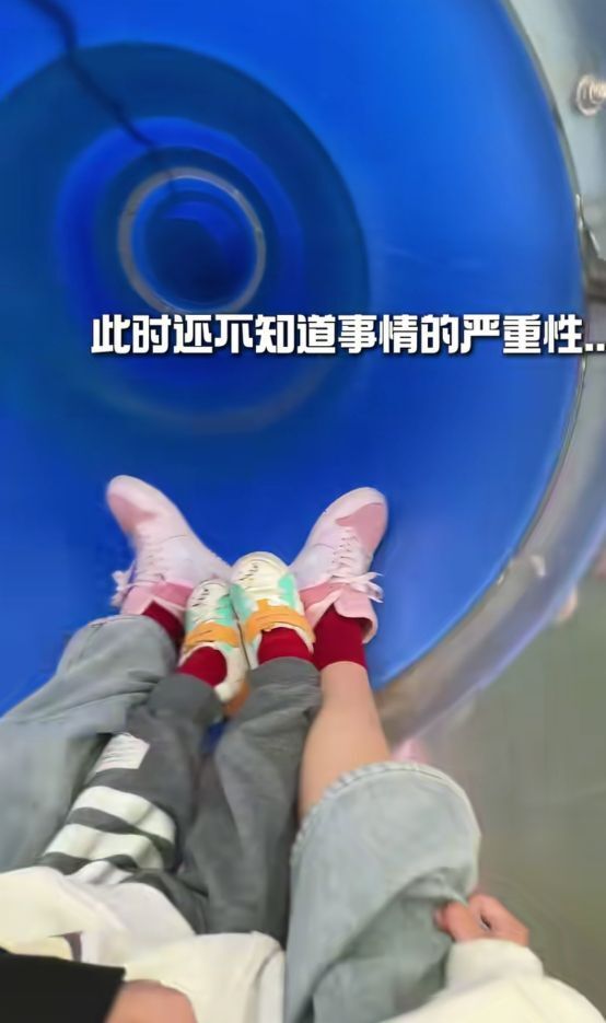 家长抱着孩子滑滑梯后孩子骨折，专家：千万不要用这种姿势带娃滑滑梯！
