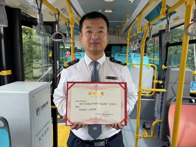青岛街头突发碰撞，车辆侧翻倒扣司机被困！危急时刻，他们纷纷冲了上来……