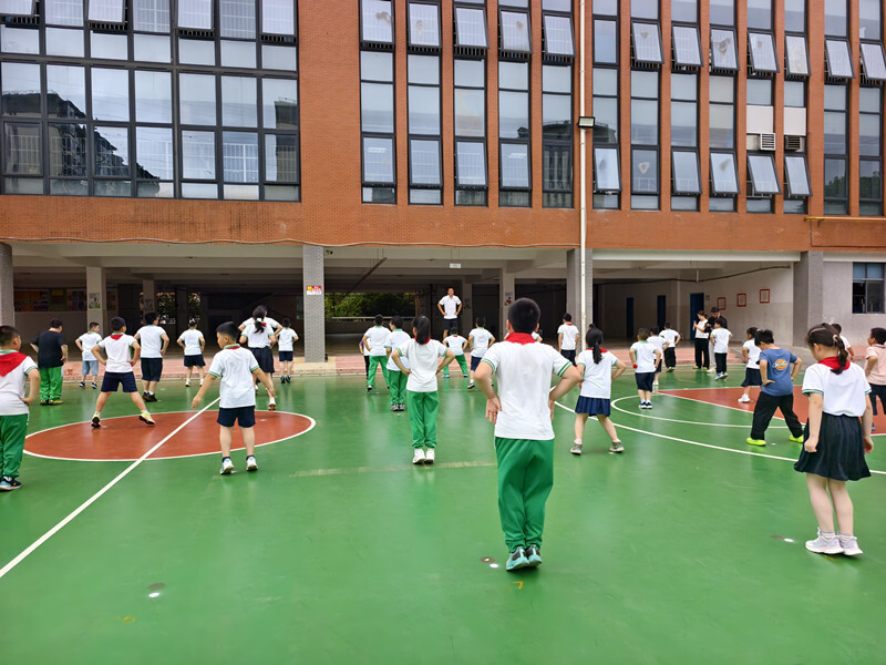 长沙一小学校长带49名“小胖墩”每天跑步，有学生已减重5斤