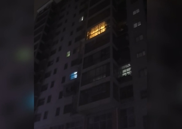 ”宝贝开门……”凌晨2点传来男童哭声,左邻右舍担忧报警:没事的,爸爸不在,叔叔在 ”宝贝开门……”凌晨2点传来男童哭声,左邻右舍担忧报警:没事的,爸爸不在,叔叔在